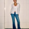 Bootcut-Jeans mit niedriger Leibhöhe und mittlerer Waschung Bootcut-Jeans mit niedriger Leibhöhe und mittlerer Waschung