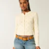 Cardigan mit Ösen und Rundhalsausschnitt Cardigan mit Ösen und Rundhalsausschnitt