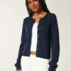 Cardigan mit Ösen und Rundhalsausschnitt Cardigan mit Ösen und Rundhalsausschnitt