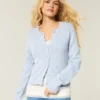 Cardigan mit Ösen und Rundhalsausschnitt Cardigan mit Ösen und Rundhalsausschnitt