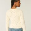 Cardigan mit Ösen und Rundhalsausschnitt Cardigan mit Ösen und Rundhalsausschnitt