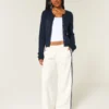 Cardigan mit Ösen und Rundhalsausschnitt Cardigan mit Ösen und Rundhalsausschnitt