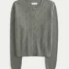Cardigan mit Ösen und Rundhalsausschnitt Cardigan mit Ösen und Rundhalsausschnitt