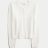 Cardigan mit Ösen und Rundhalsausschnitt Cardigan mit Ösen und Rundhalsausschnitt