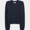 Cardigan mit Ösen und Rundhalsausschnitt Cardigan mit Ösen und Rundhalsausschnitt