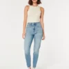 Curvy Ultra High-Rise Mom Jeans in mittlerer Waschung Curvy Ultra High-Rise Mom Jeans in mittlerer Waschung