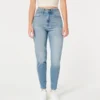 Curvy Ultra High-Rise Mom Jeans in mittlerer Waschung Curvy Ultra High-Rise Mom Jeans in mittlerer Waschung