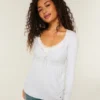 Einfach zu bindendes Henley-Babydoll-Oberteil Einfach zu bindendes Henley-Babydoll-Oberteil