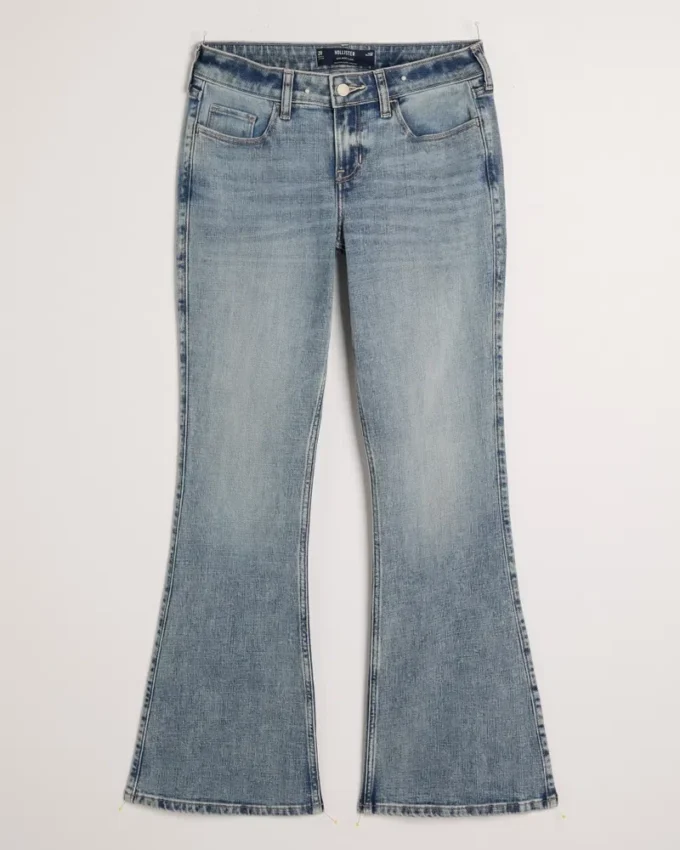 Flare-Jeans mit niedriger Leibhöhe und mittlerer Waschung Flare-Jeans mit niedriger Leibhöhe und mittlerer Waschung