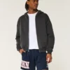 Fleece-Shorts mit UConn Huskies-Grafik, mittellang