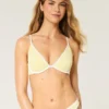 Geripptes Bikini-Oberteil mit Bügeln und tiefem Ausschnitt Geripptes Bikini-Oberteil mit Bügeln und tiefem Ausschnitt