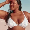 Geripptes Bikini-Oberteil mit Bügeln und tiefem Ausschnitt Geripptes Bikini-Oberteil mit Bügeln und tiefem Ausschnitt