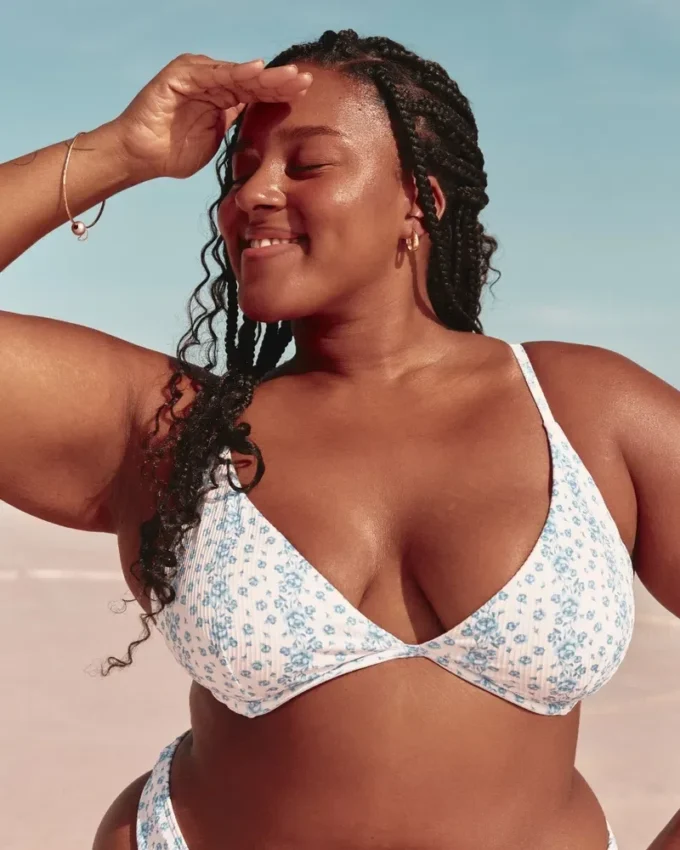 Geripptes Bikini-Oberteil mit Bügeln und tiefem Ausschnitt Geripptes Bikini-Oberteil mit Bügeln und tiefem Ausschnitt