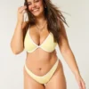 Geripptes Bikini-Oberteil mit Bügeln und tiefem Ausschnitt Geripptes Bikini-Oberteil mit Bügeln und tiefem Ausschnitt