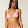 Gesmoktes Triangel-Bikini-Oberteil mit überkreuzten Trägern