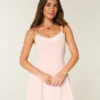 Gestaffeltes Strick-Minikleid Gestaffeltes Strick-Minikleid