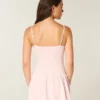 Gestaffeltes Strick-Minikleid Gestaffeltes Strick-Minikleid
