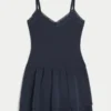 Gestaffeltes Strick-Minikleid Gestaffeltes Strick-Minikleid