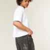 Gewaschene schwarze Baggy-Jeans mit Schlangenstickerei Gewaschene schwarze Baggy-Jeans mit Schlangenstickerei