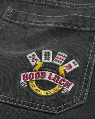 Gewaschene schwarze Skater-Baggy-Jeans mit Good Luck-Stickerei