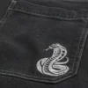 Gewaschene schwarze Skater-Baggy-Jeans mit Schlangenprint Gewaschene schwarze Skater-Baggy-Jeans mit Schlangenprint