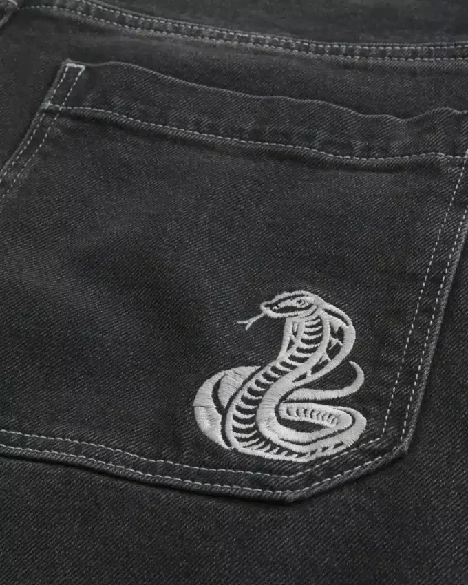 Gewaschene schwarze Skater-Baggy-Jeans mit Schlangenprint Gewaschene schwarze Skater-Baggy-Jeans mit Schlangenprint