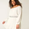 Gewebtes Kleid mit Schulterausschnitt Gewebtes Kleid mit Schulterausschnitt