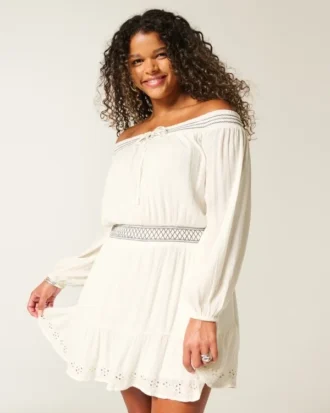Gewebtes Kleid mit Schulterausschnitt