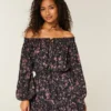 Gewebtes Kleid mit Schulterausschnitt Gewebtes Kleid mit Schulterausschnitt