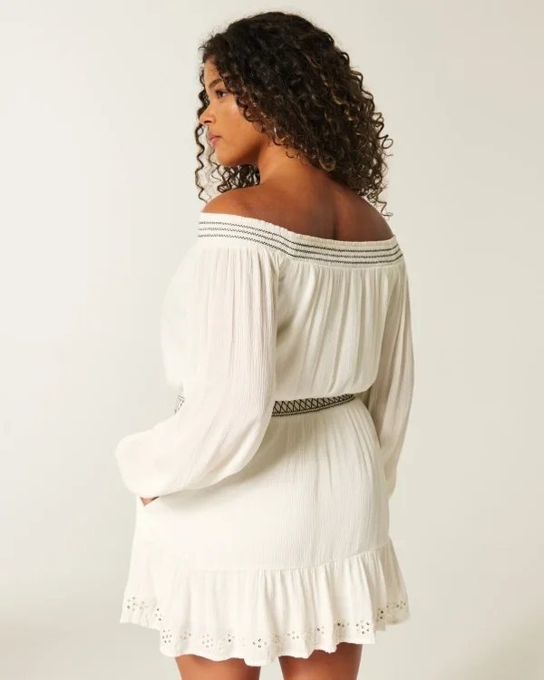 Gewebtes Kleid mit Schulterausschnitt Gewebtes Kleid mit Schulterausschnitt
