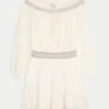 Gewebtes Kleid mit Schulterausschnitt Gewebtes Kleid mit Schulterausschnitt