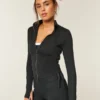Gilly Hicks Active Recharge Jacke mit seitlichem Bindegürtel und Reißverschluss Gilly Hicks Active Recharge Jacke mit seitlichem Bindegürtel und Reißverschluss