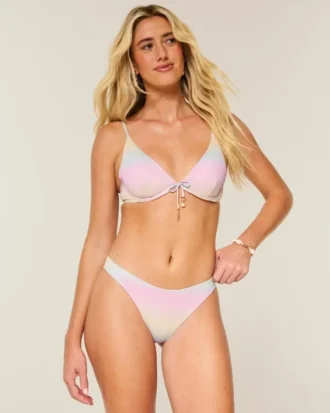 Glänzendes Cheeky-Bikiniunterteil mit hohem Beinausschnitt