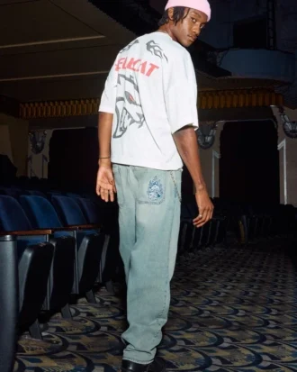 Hellblaue Baggy-Jeans mit gesticktem Würfel-Motiv