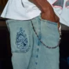 Hellblaue Baggy-Jeans mit gesticktem Würfel-Motiv Hellblaue Baggy-Jeans mit gesticktem Würfel-Motiv