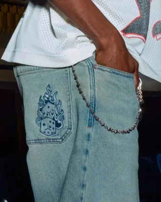 Hellblaue Baggy-Jeans mit gesticktem Würfel-Motiv