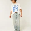 Hellblaue Baggy-Jeans mit gesticktem Würfel-Motiv Hellblaue Baggy-Jeans mit gesticktem Würfel-Motiv