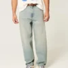 Hellblaue Baggy-Jeans mit gesticktem Würfel-Motiv Hellblaue Baggy-Jeans mit gesticktem Würfel-Motiv