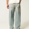 Hellblaue Baggy-Jeans mit gesticktem Würfel-Motiv Hellblaue Baggy-Jeans mit gesticktem Würfel-Motiv