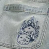 Hellblaue Baggy-Jeans mit gesticktem Würfel-Motiv Hellblaue Baggy-Jeans mit gesticktem Würfel-Motiv