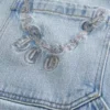 Hellblaue, bestickte Skater-Baggy-Jeans mit Gesäßtasche Hellblaue, bestickte Skater-Baggy-Jeans mit Gesäßtasche