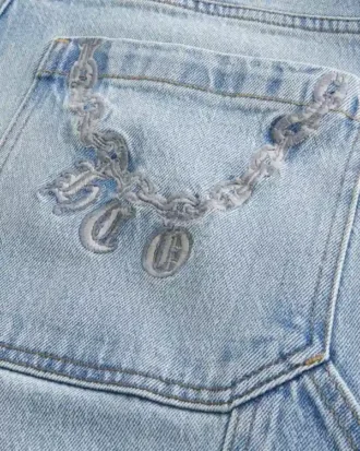 Hellblaue, bestickte Skater-Baggy-Jeans mit Gesäßtasche