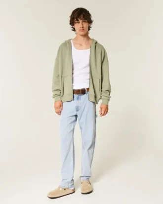 Hellblaue, locker sitzende Malerjeans