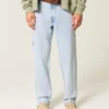 Hellblaue, locker sitzende Malerjeans