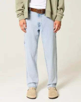 Hellblaue, locker sitzende Malerjeans
