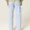 Hellblaue, locker sitzende Malerjeans