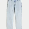 Hellblaue, locker sitzende Malerjeans
