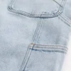 Hellblaue, locker sitzende Malerjeans