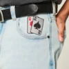 Hellblaue Skater-Baggy-Jeans mit Spielkartengrafik Hellblaue Skater-Baggy-Jeans mit Spielkartengrafik