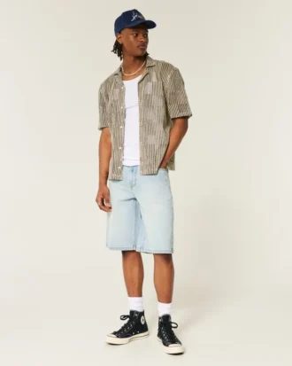 Hellblaue Super-Baggy-Jeansshorts mit Würfelgrafik